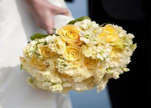 Đắm chìm trong vẻ đẹp tinh tế của hai gam màu trắng – vàng khi tổ chức tiệc cưới cao cấp